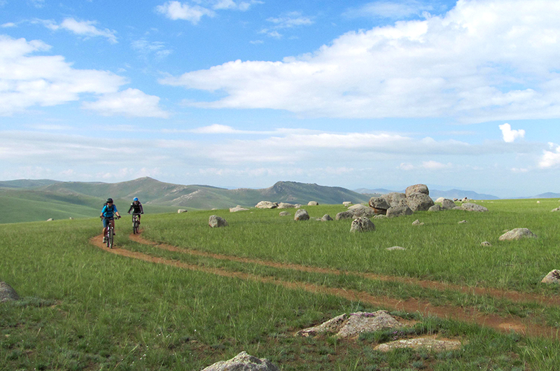 Cycle traverse in Mongolian mountains